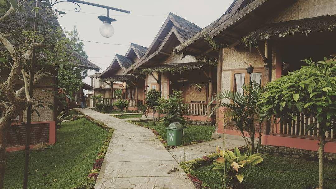 Di Saung Gawir, mama dan papa bisa menginap sambil menikmati suasana alam pedasaan yang masih asri. - dolandolen.com